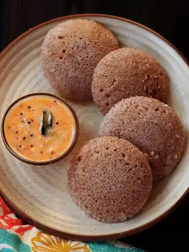 Ragi Idli: Steamed ragi idlis offer a lightweight, gut-friendly option for supper or breakfast. By combining ragi flour with fermented idli batter or semolina and curd, you get fluffy, nutrient-dense cakes that digest easily while keeping you satiated longer.