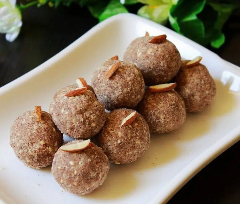 Ragi Ladoo: Enjoy a traditional, energy-dense sweet by binding roasted ragi flour with melted jaggery, ghee, and crushed nuts. These bite-sized balls provide an instant stamina boost, making them an excellent healthy snack for children and active adults alike.