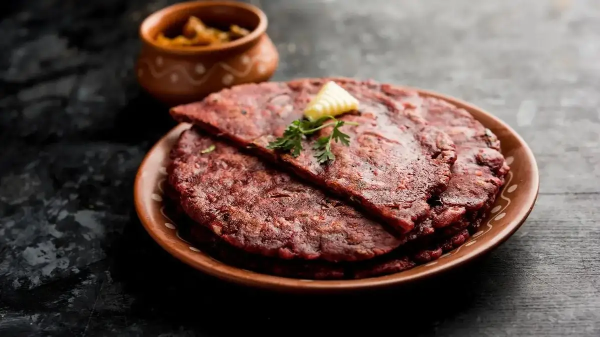 Ragi Roti: Substitute refined wheat with ragi flour to create soft, fiber-rich flatbreads. Knead the flour with warm water, finely chopped onions, green chilies, and coriander. Cook on a hot tava with a drop of ghee for a delicious, diabetic-friendly lunch.